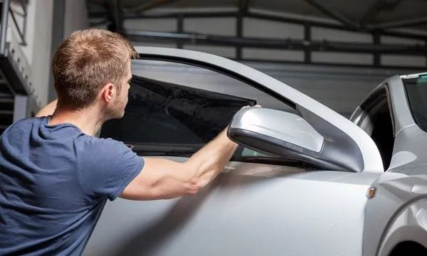 Les films solaires pour voiture : le choix entre film solaire haute performances et film nano-céramique